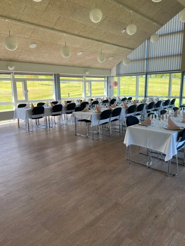 Lys banketsal med udsigt over golfbanen