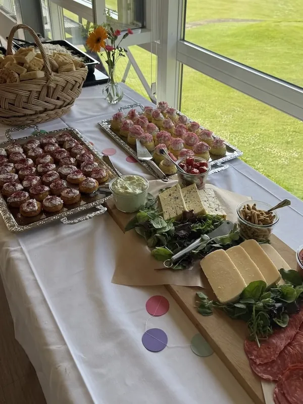 Dessertbord med hjemmelavede kager