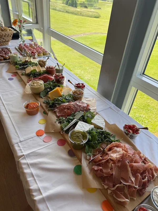Stort tapasbord med udsigt over golfbanen