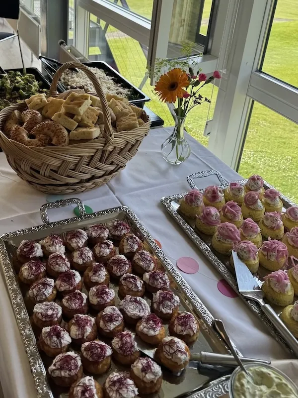 Kagebord med friskbagte kager